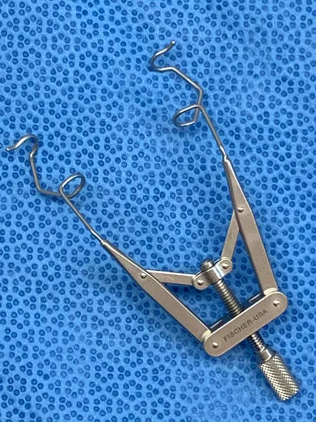 9121 Lieberman Speculum Open V-Shaped Blades